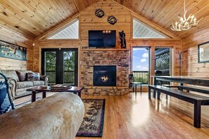 Smart TV y chimenea 