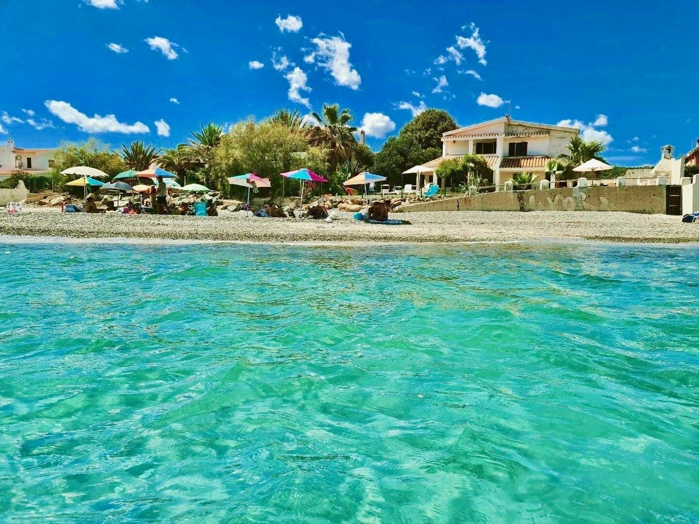 Plage, chaises longues, serviettes de plage