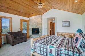 4 bedrooms, desk, iron/ironing board, free WiFi
