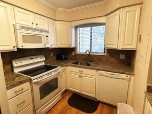 Kjøleskap, mikrobølgeovn, kokeplater og oppvaskmaskin