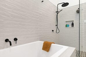 デラックス ハウス 4 ベッドルーム プールビュー | バスルーム | バスアメニティ (無料)、ヘアドライヤー、タオル、石鹸