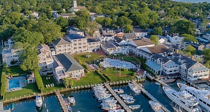 Marthaâs Vineyard Waterfront 1 Bedroom King Bed - Available October 9-16