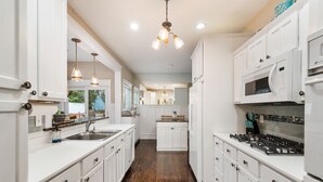 Coffee/tea maker, fridge, microwave, oven - Escape to Paradise - 4 BR/ Loft 2.5BA,One Block to the Bay with a Private Pool (Lower Township)