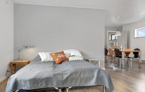 1 bedroom, travel crib, free WiFi - Awesome apartment in Allinge with WiFi (Allinge)