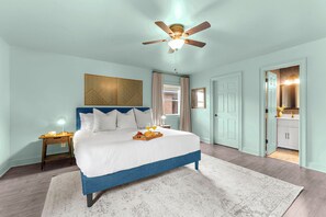 4 habitaciones, escritorio y tabla de planchar con plancha 