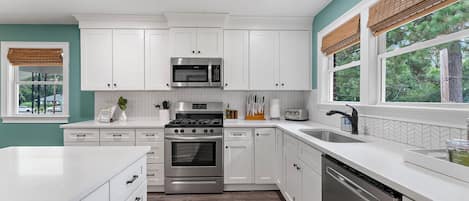 Geladeira, micro-ondas, fogão, cooktop