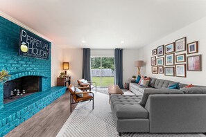 Smart TV, chimenea, libros y biblioteca musical 