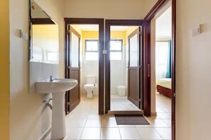 Shower - Clean and cozy loft (Nairobi)