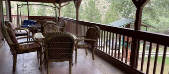 Private 5 Bedroom Cabin w/ Fireplace, & Treehouse.