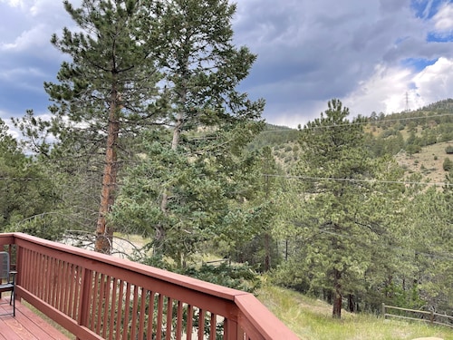 5BR Mountain Cabin !Treehouse Backs to Forest Near Rafting & Skiing