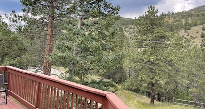 5BR Mountain Cabin !Treehouse Backs to Forest Near Rafting & Skiing