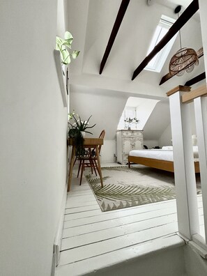 3 bedrooms, desk, iron/ironing board, travel crib
