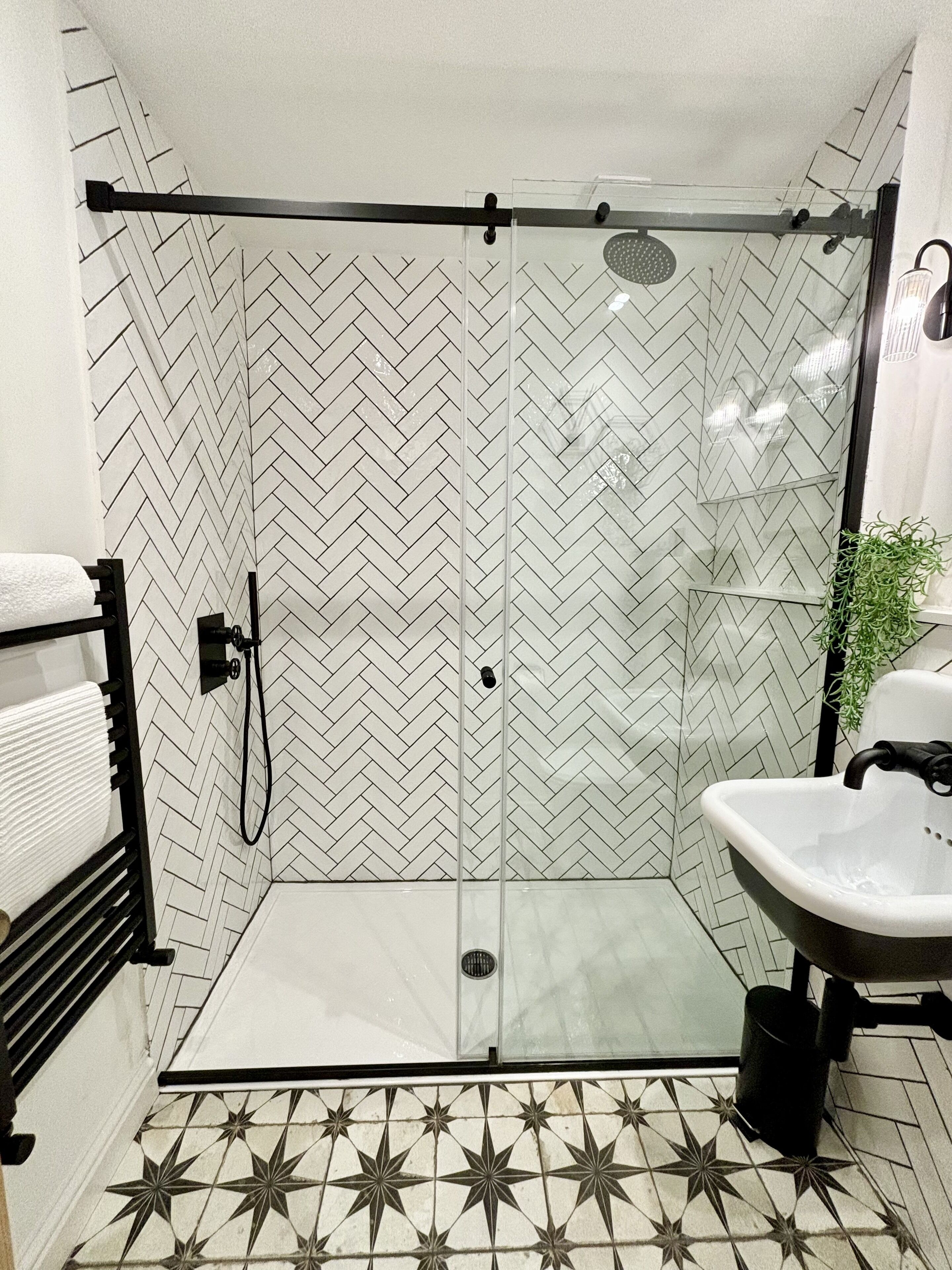 Baignoire, sèche-cheveux, serviettes fournies, papier toilette