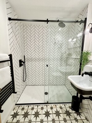 Bathtub, hair dryer, towels, toilet paper