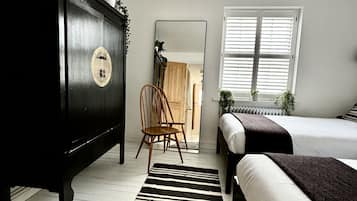 3 bedrooms, desk, iron/ironing board, travel crib