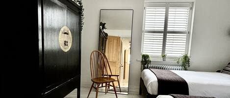 3 habitaciones, escritorio y tabla de planchar con plancha
