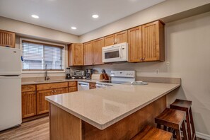 Frigorifero, microonde, forno, piano cottura