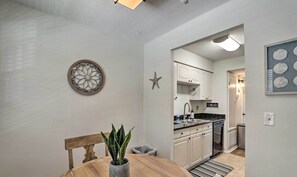 Réfrigérateur, micro-ondes, plaque de cuisson, lave-vaisselle