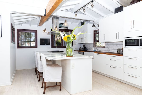 Frigorifero, microonde, forno, piano cottura