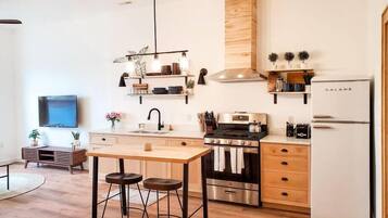 Geladeira, micro-ondas, fogão, cooktop