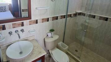 Douche, serviettes fournies, savon, papier toilette