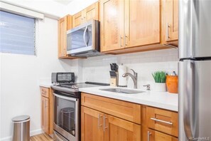 冷蔵庫、電子レンジ、オーブン、コンロ