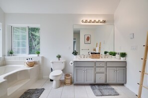 Bathtub, hair dryer, towels - Private Heated Pool-Spring Deal-GameRoom-PoolTable (Blakeslee)
