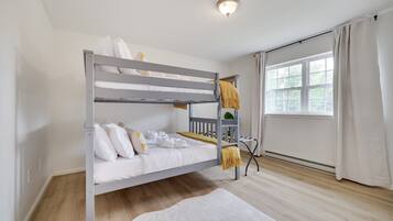 4 bedrooms, iron/ironing board, free WiFi, bed sheets