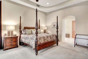 4 Schlafzimmer, Schreibtisch, Bügeleisen/Bügelbrett, Reisekinderbett