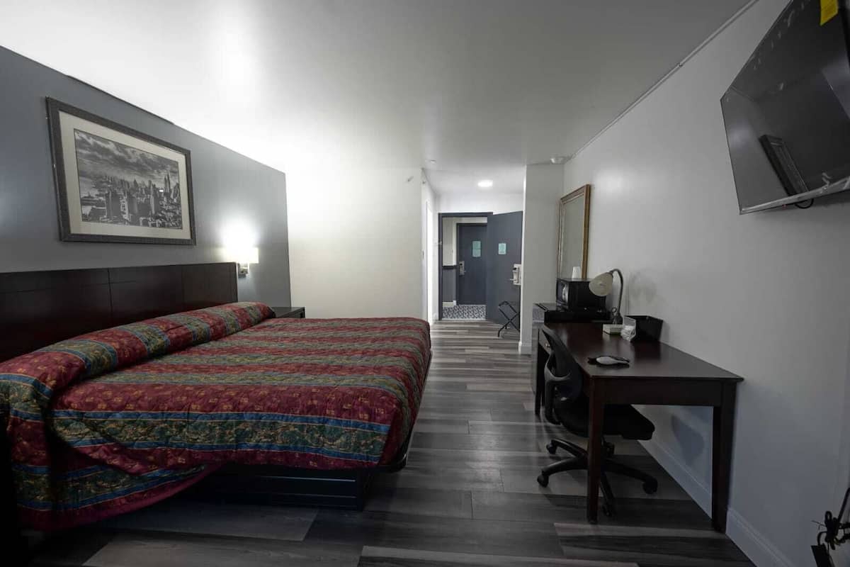 Escritorio, wifi gratis y ropa de cama