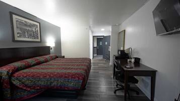 Escritorio, wifi gratis y ropa de cama