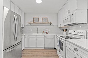 Frigorífico, microondas, horno y placa de cocina