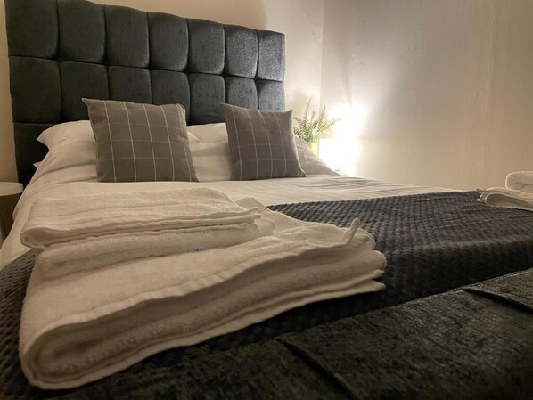 Economy Double Room | Premium bedding, laptop workspace, blackout curtains, iron/ironing board - Taynuilt Guest House (Taynuilt)