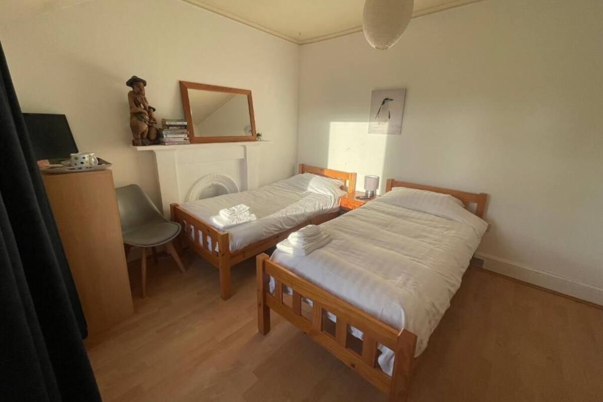 Økonomi-tomannsrom, 2 enkeltsenger | Sengetøy av topp kvalitet, skrivebord for bærbar PC og blendingsgardiner