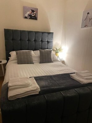 Economy tweepersoonskamer | Luxe beddengoed, een laptopwerkplek, verduisterende gordijnen