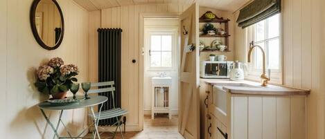 Een koelkast, een microgolfoven, een koffiezetapparaat/waterkoker