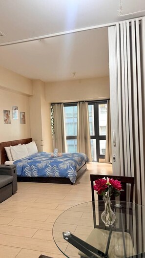 Deluxe Room, Mixed Dorm, City View, Tower | Living area | 32-inch Smart TV with cable channels, TV, first-run films - HENRY & ADICHE  EMPERADOR BUILDING (Pasay)