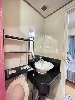 Regadera, amenidades de baño gratuitas, pantuflas, bidet 