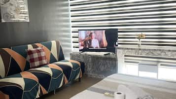 Deluxe Studio | Living area | 32-inch Smart TV with cable channels, TV, first-run films