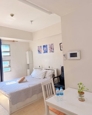 In-room dining - HENRY & ADICHE  EMPERADOR BUILDING (Pasay)