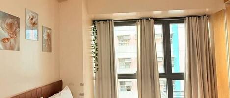 客室ごとに異なるインテリア、デスク、WiFi (無料)