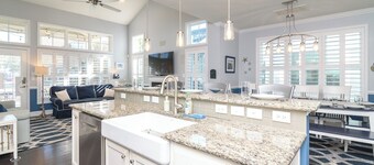 Christmas Tree, Linens, Bikes, XBOX & Patio w/Resort Pools, Hot Tubs & Saunas