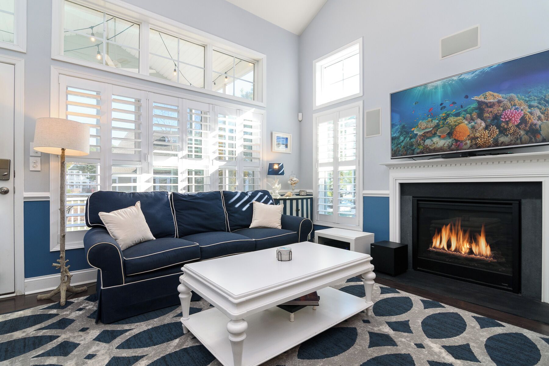 Smart TV, caminetto, videogiochi, lettore DVD