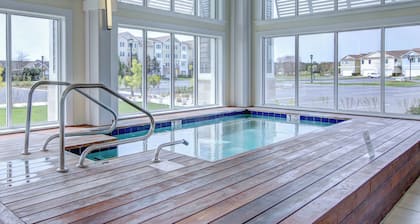 Beds Made, Bikes, 7 TVs, Games, 2 Fireplaces, Bayside Resort Pools & Hot Tubs