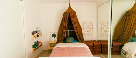 3 bedrooms, travel cot, WiFi, bed sheets