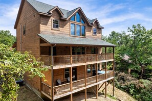 Exterior - PERFECT LOCATION FOR ANY AGE W PRIVATE POOL & AMENITIES! SUMMER AVAILABILITY! (Pigeon Forge)