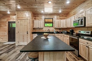 Fridge, microwave, oven, stovetop - PERFECT LOCATION FOR ANY AGE W PRIVATE POOL & AMENITIES! SUMMER AVAILABILITY! (Pigeon Forge)