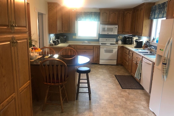 Een koelkast, een magnetron, een oven, een kookplaat