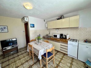 Fridge, oven, stovetop, cookware/dishes/utensils