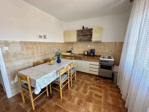 Fridge, oven, stovetop, cookware/dishes/utensils - Holiday apartment with 3 bedrooms and balcony (Dramalj)